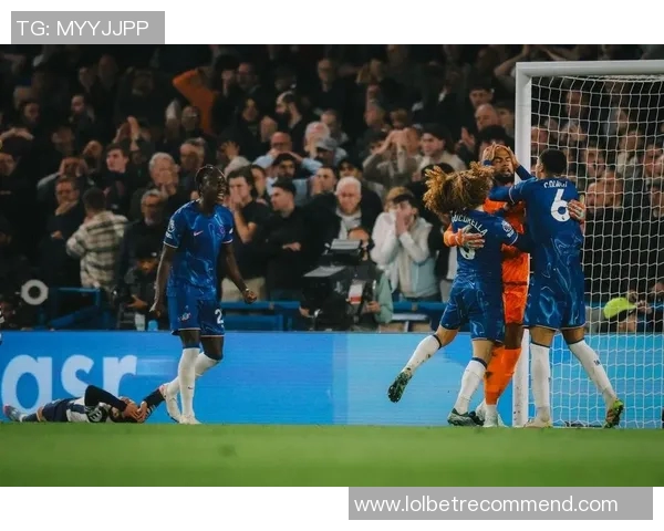 西甲激战：多特蒙德大胜阿森纳引发争议判罚全场沸腾