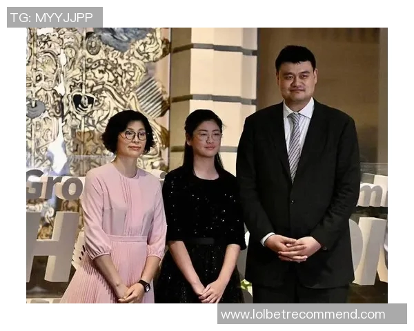 姚明与偶像同框合影瞬间引发球迷热议展现巨星魅力与亲和力