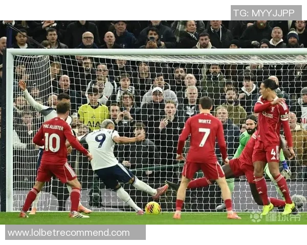 西甲热刺逆转曼联引发争议判罚全场沸腾瞬间回顾